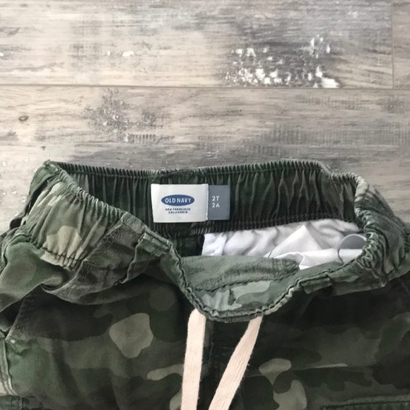 Old navy toddler cargo shorts - Picture 3 of 3